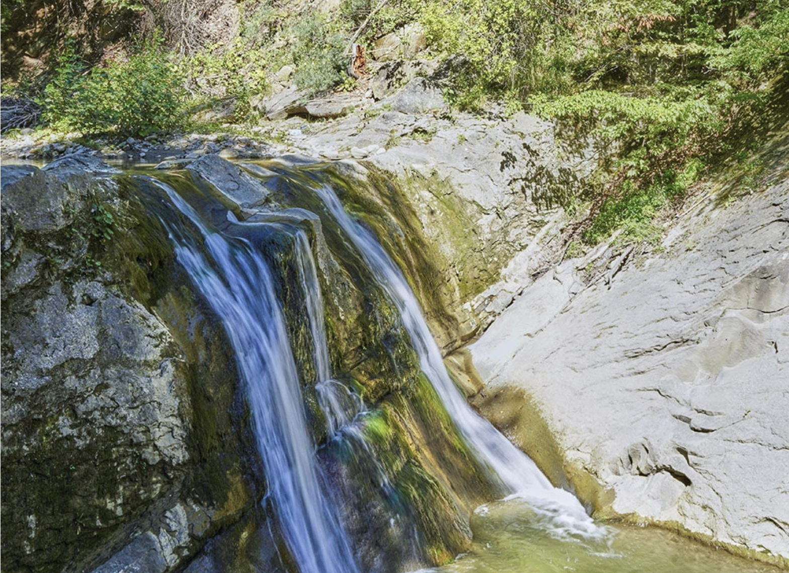 Cascada La Șipot din apropierea complexului turistic Domeniul Gîrbea